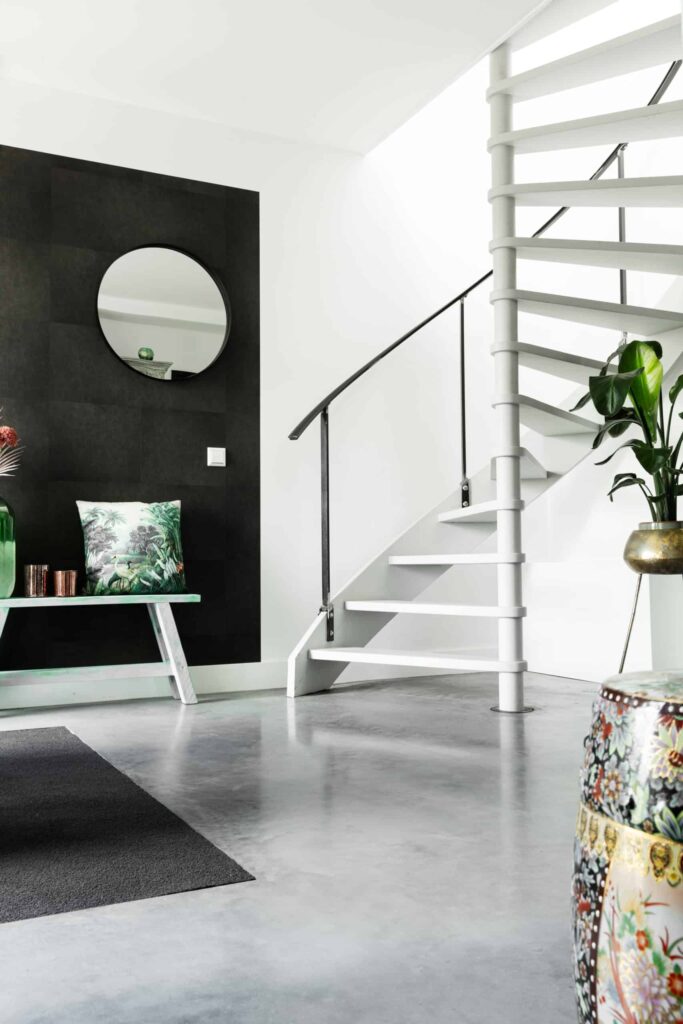 Gevlinderde betonvloer in Hoogblokland in de hal