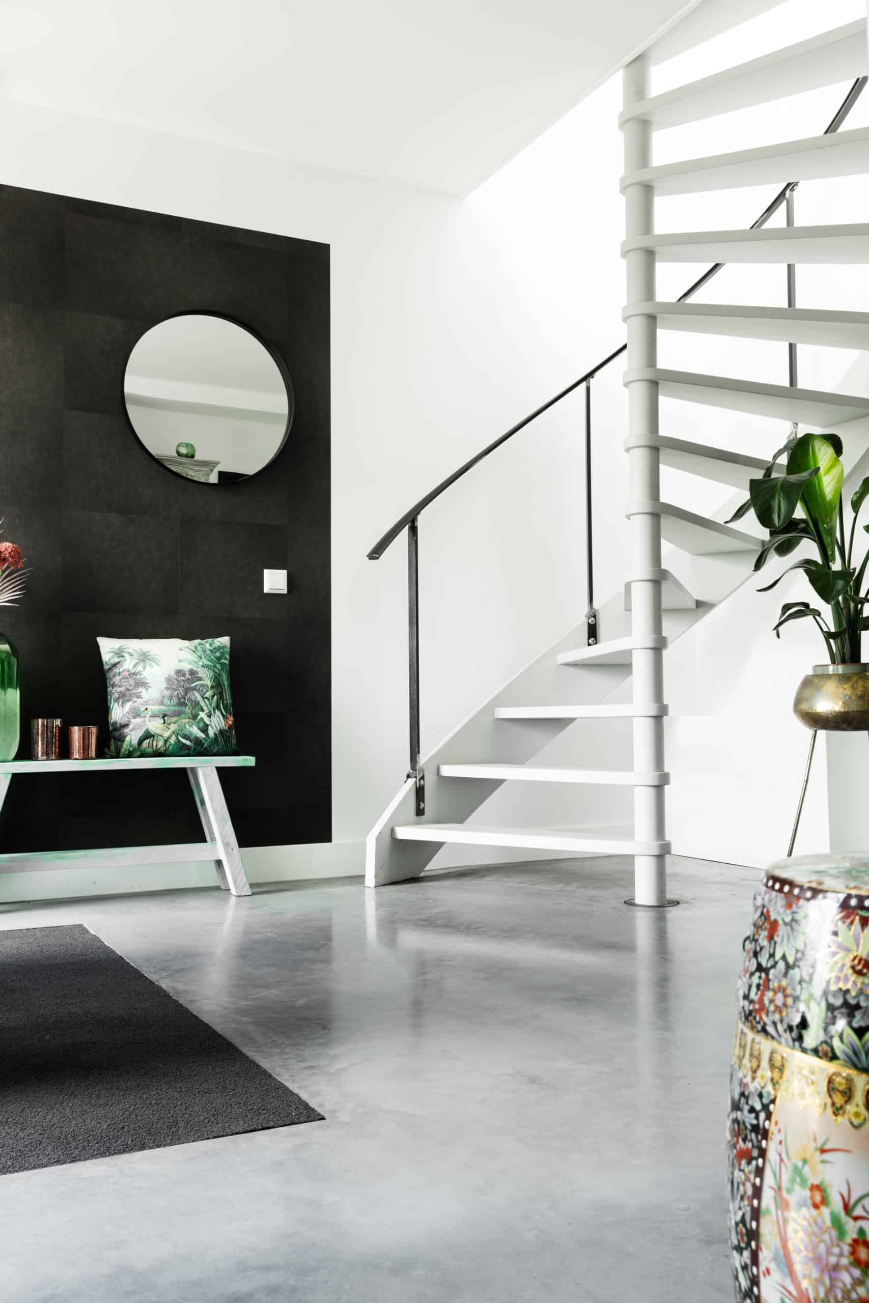 Gevlinderde betonvloer in Hoogblokland in de hal