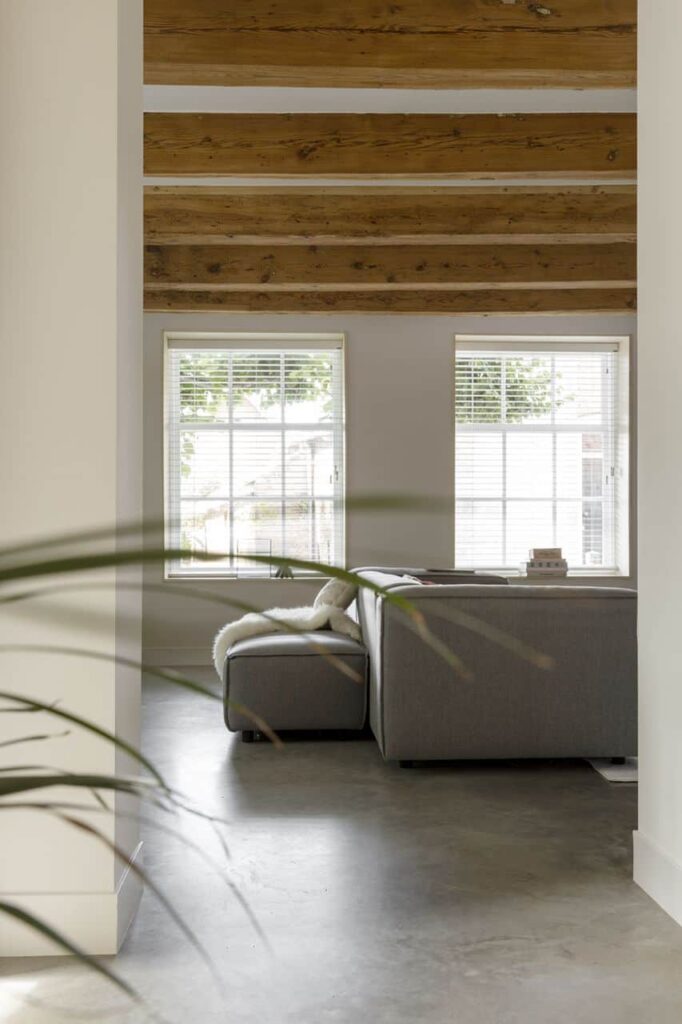 Gevlinderde betonvloer in Kloetinge met daarop een grijze bank.