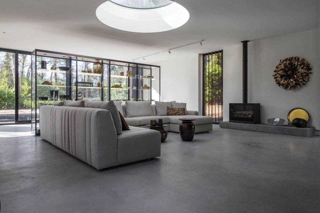 Gevlinderde betonvloer in Nijmegen met daarop een grijze bank.