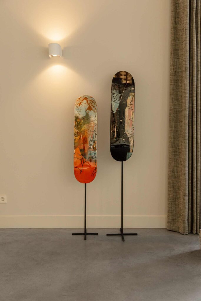 Gevlinderde betonvloer in Oss met hierop twee skateboards op een standaard 1