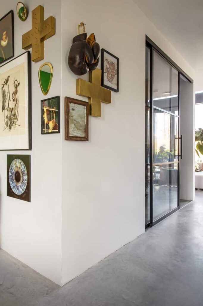 Gevlinderde betonvloer in Schoonhoven gecombineerd met gouden details aan de muur een fotolijsten.