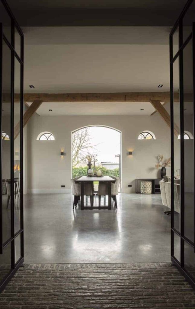 Gevlinderde betonvloer in een woning in Ochten met een landelijke woonstijl