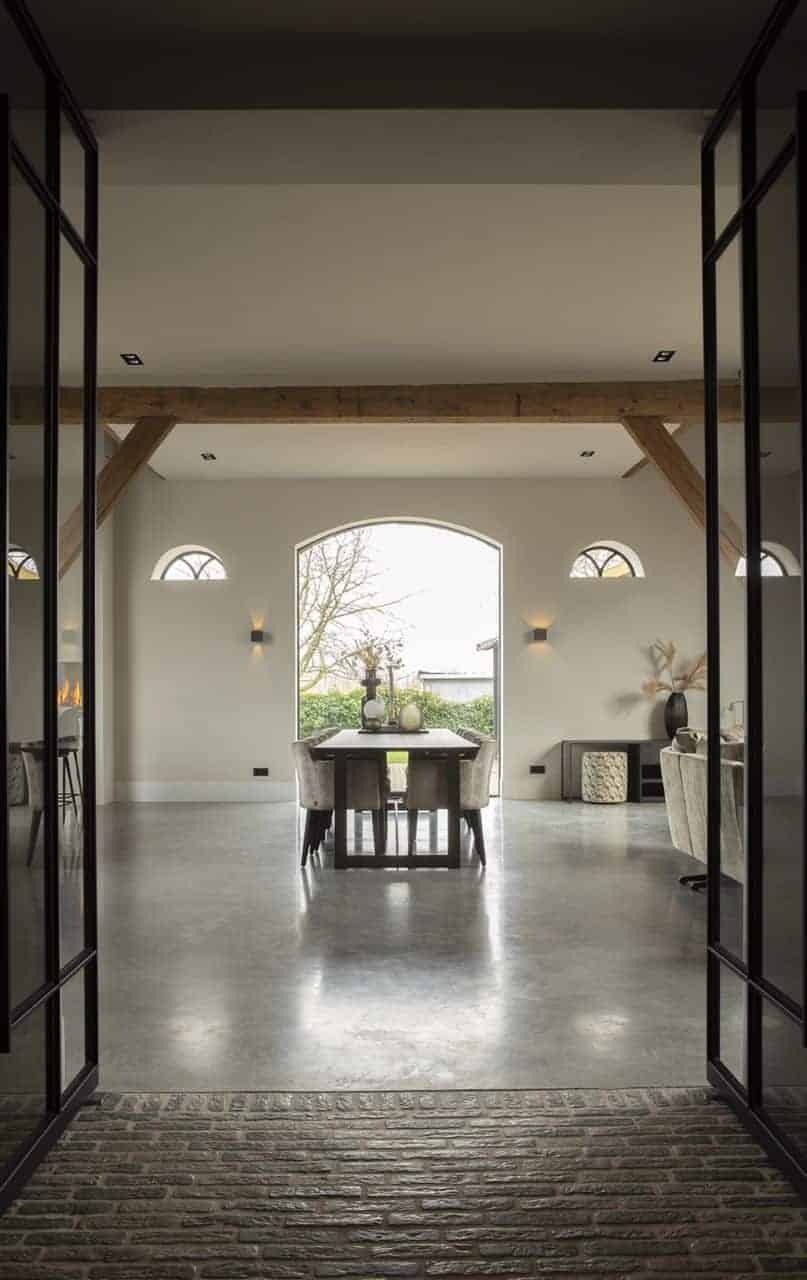 Gevlinderde betonvloer in een woning in Ochten met een landelijke woonstijl