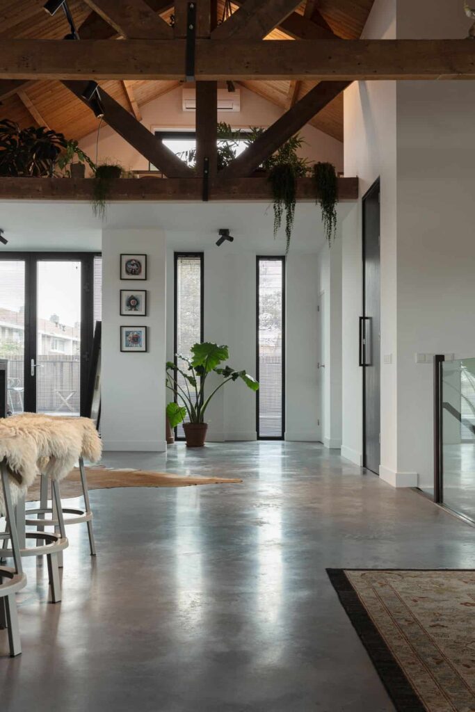 Gevlinderde betonvloer met natuurlijk lichtinval. De kleur van de vloer is 50% midden- en 50% donkergrijs gecombineerd.