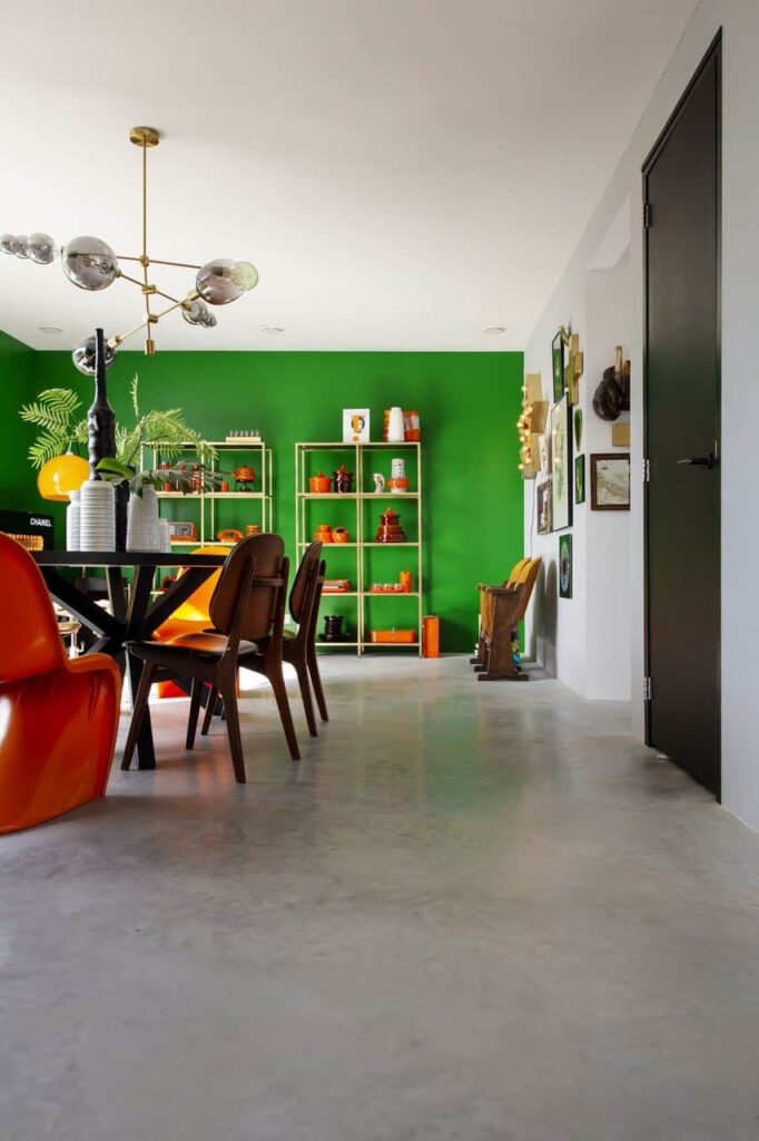 Gevlinderde betonvloer van Willem Designvloeren in de eclectische woning in Schoonhoven.