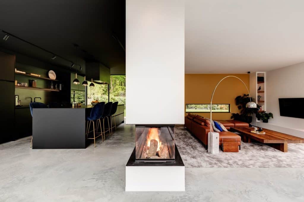 Gevlinderde betonvloer van Willem Designvloeren in de keuken en de woonkamer.