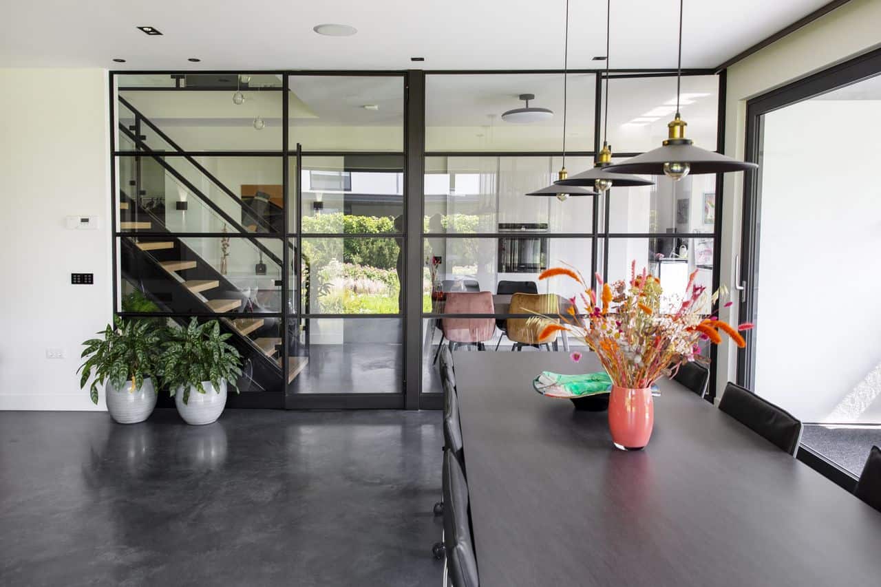 Gevlinderde woonbeton vloer in combinatie met stalen deuren