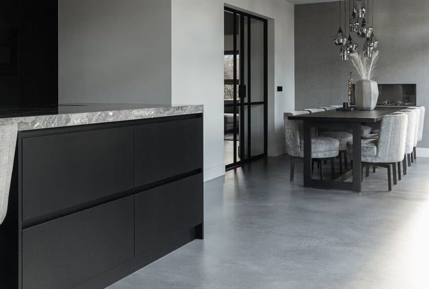 Grijze Italiaanse betonlook vloer in de kleur Rome gelegd in de landelijke keuken in Opheusden.