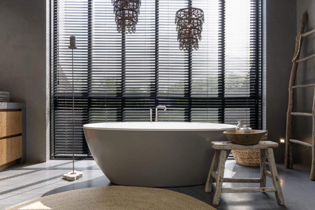 High-end badkamer voorzien van een gevlinderde betonvloer en beton ciré op de wanden.