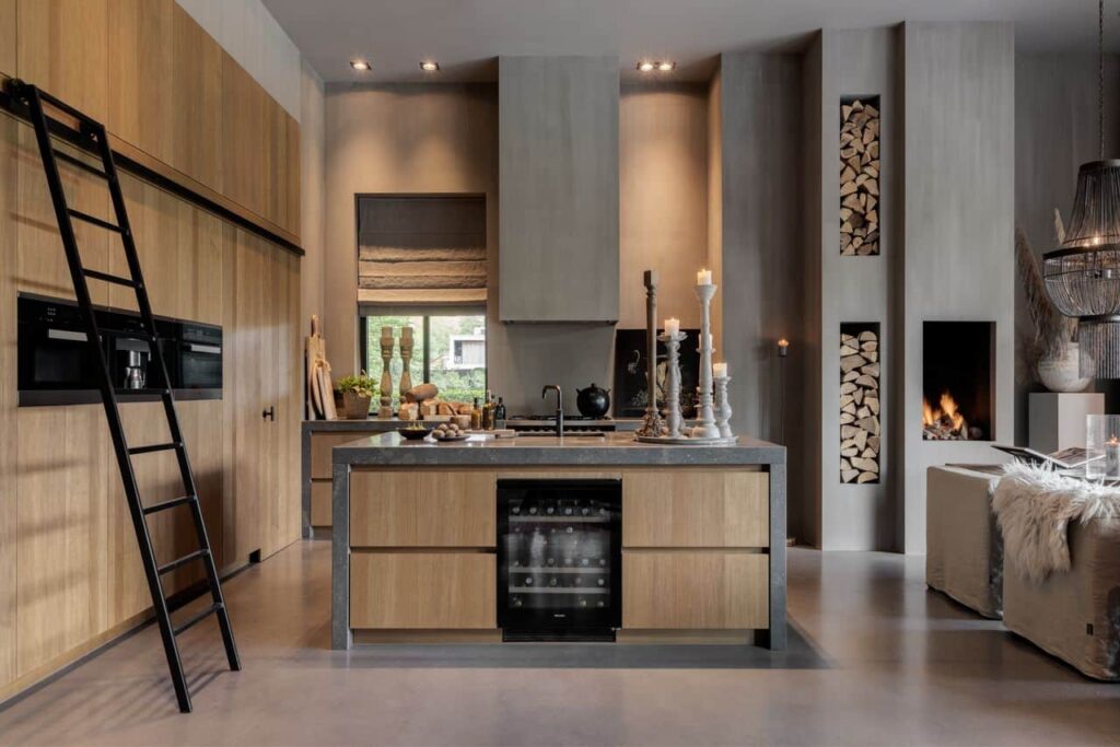 Houten keuken in Enschede op een gevlinderde betonvloer van Willem Designvloeren.