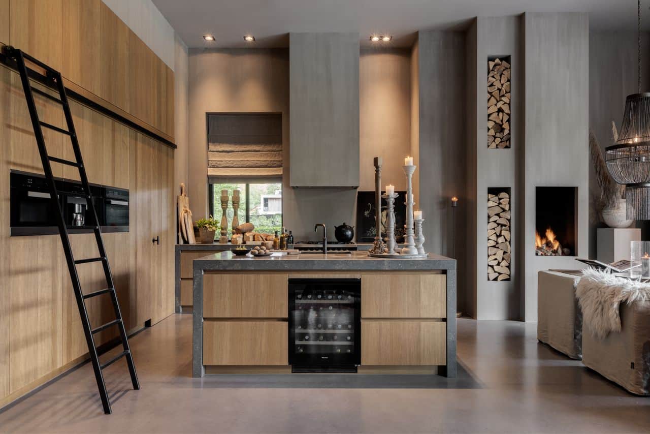 Houten keuken in Enschede op een gevlinderde betonvloer van Willem Designvloeren.