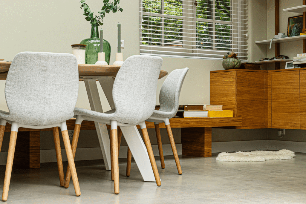 Italiaanse betonlook vloer met eetkamerstoelen