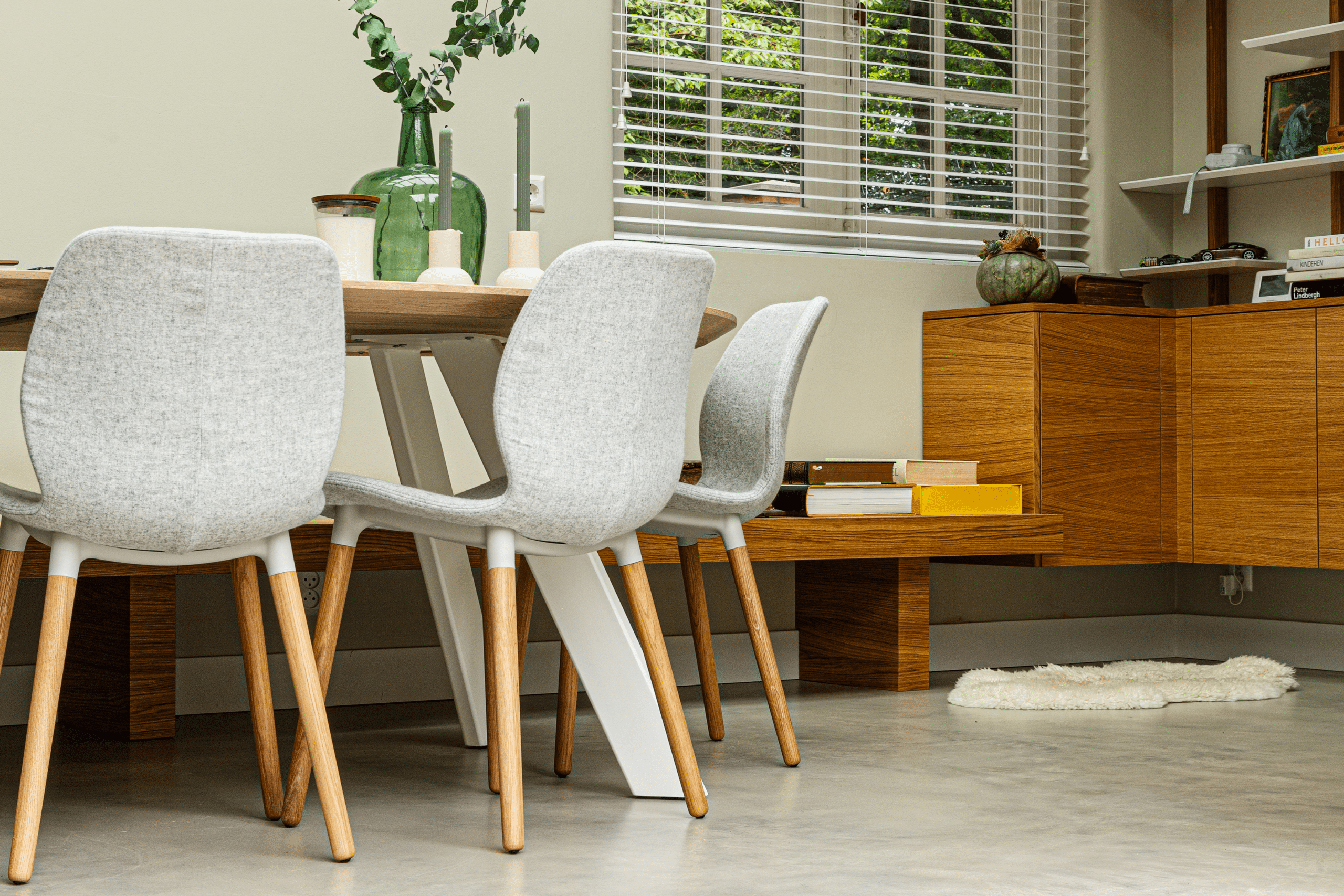 Italiaanse betonlook vloer met eetkamerstoelen