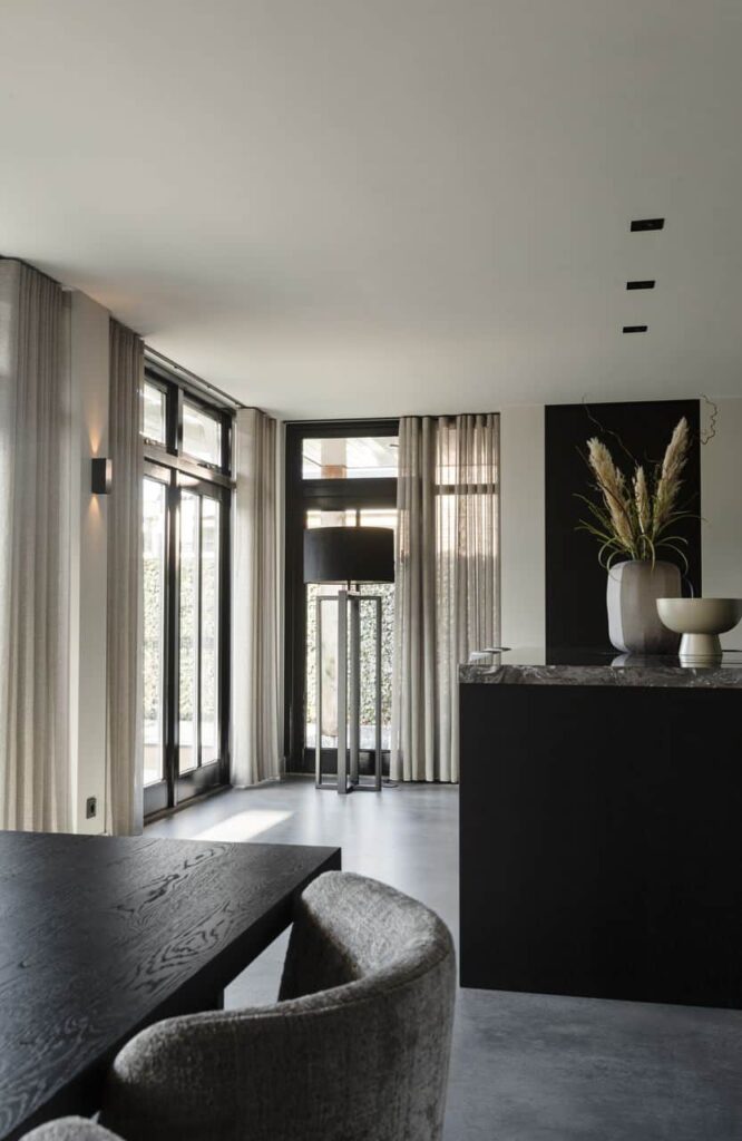 Italiaanse betonlook vloer van Willem Designvloeren in de keuken in Opheusden.