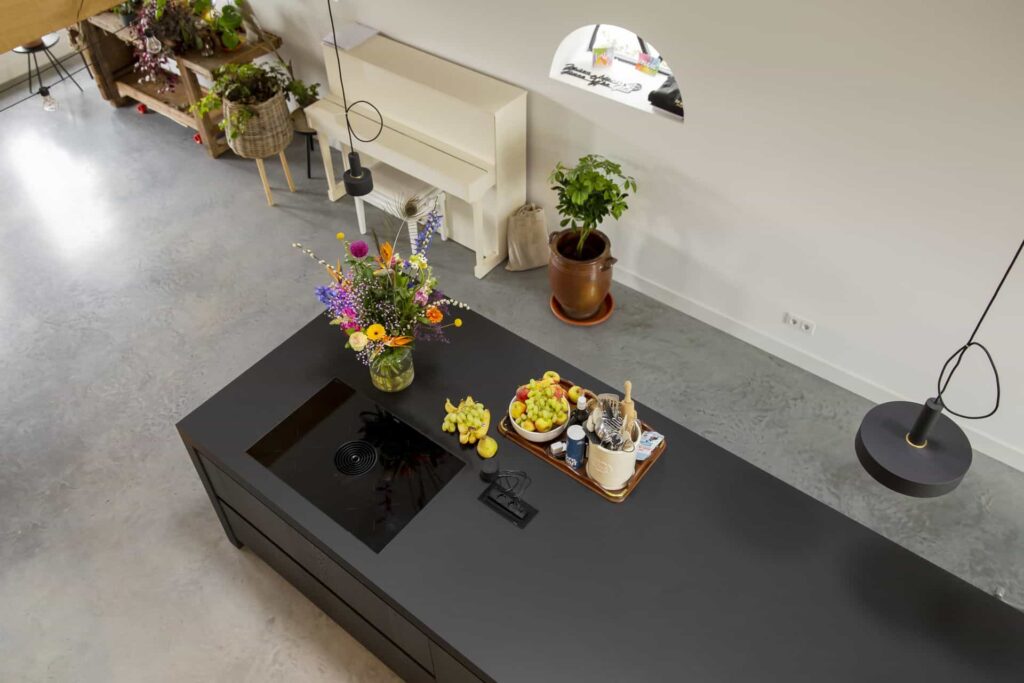 Keuken in Schagen met een gevlinderde betonvloer