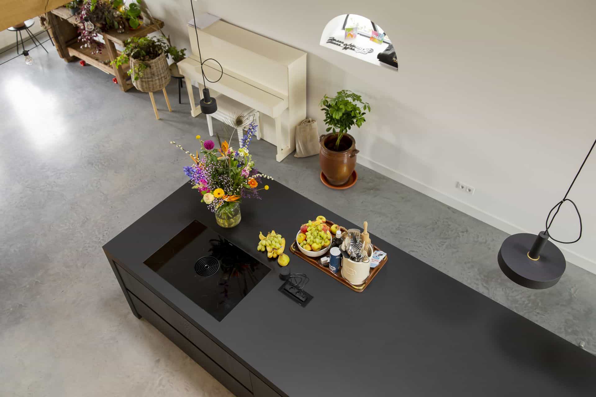 Keuken in Schagen met een gevlinderde betonvloer