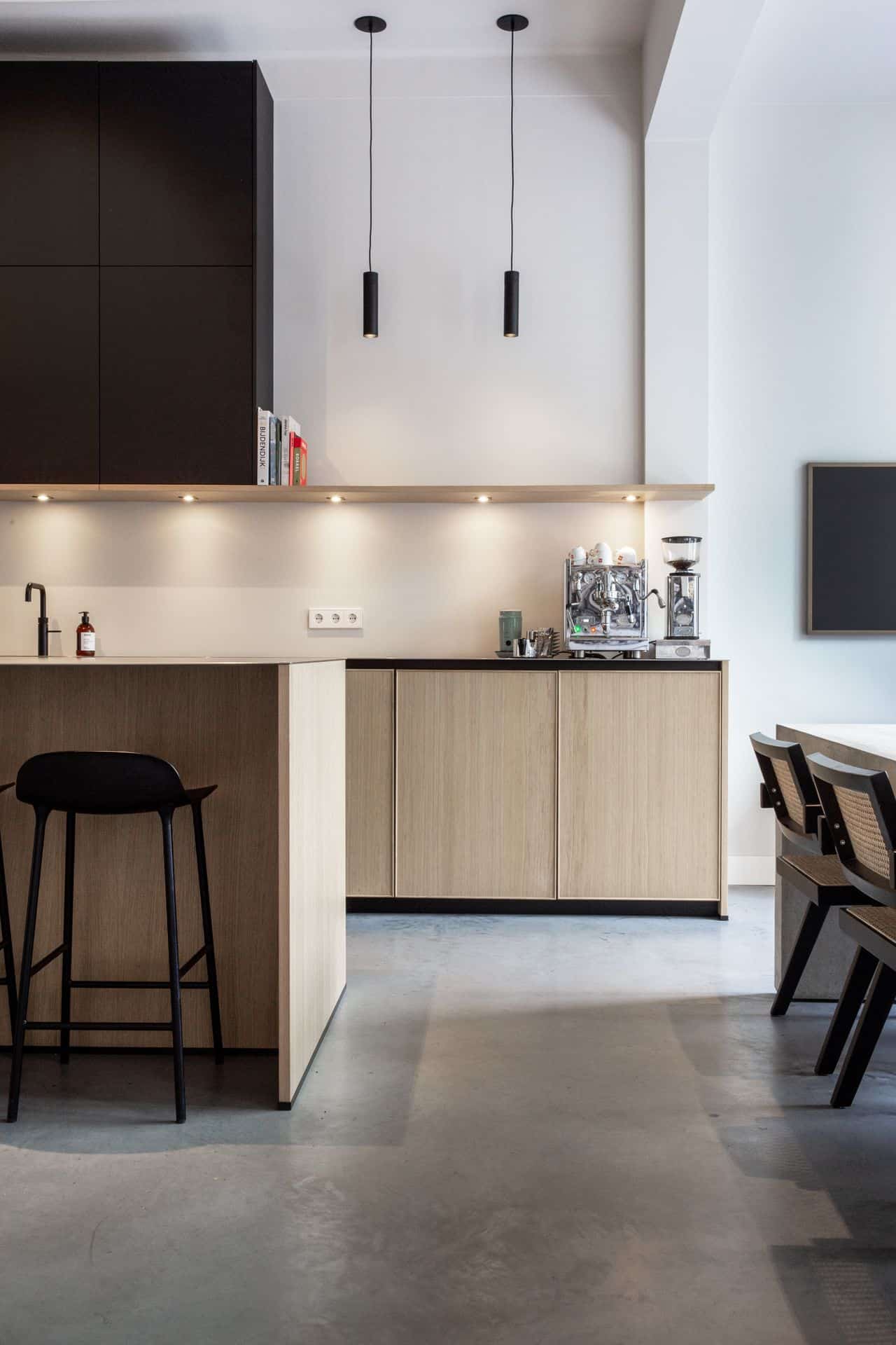 Oud Herenhuis in Den haag met een moderne houten keuken gecombineerd met een grijze gevlinderde betonvloer van Willem Designvloeren