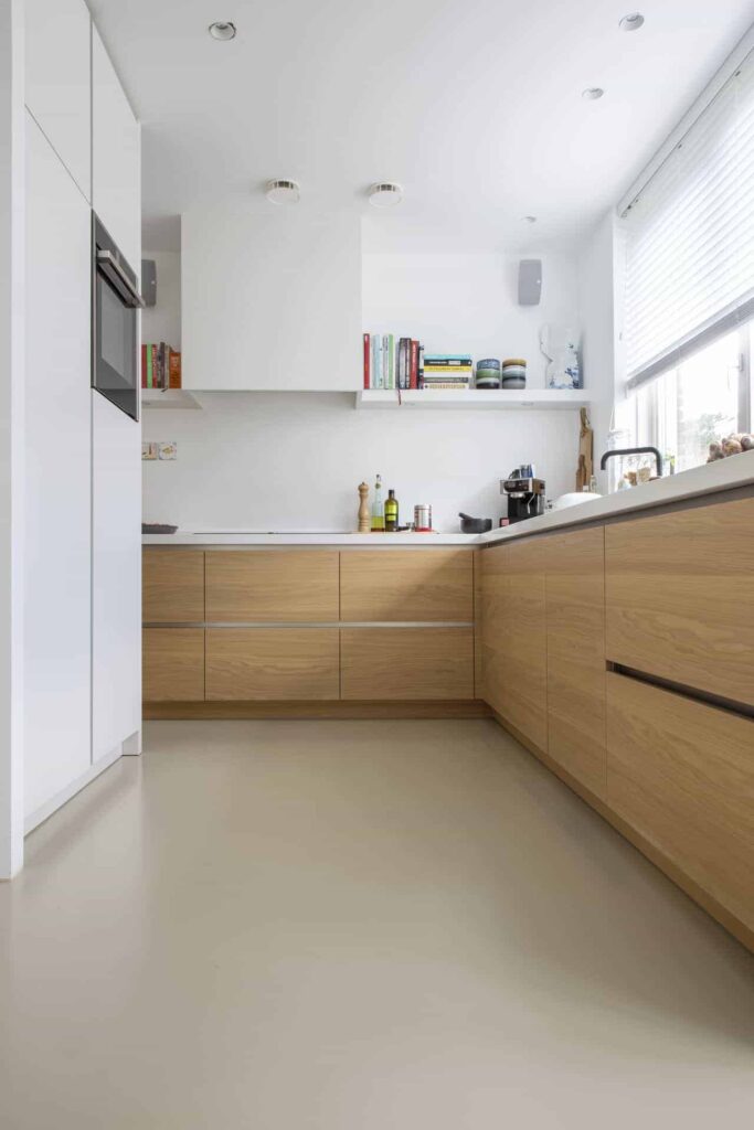 PU gietvloer gecombineerd met een houten keuken in Zeist.
