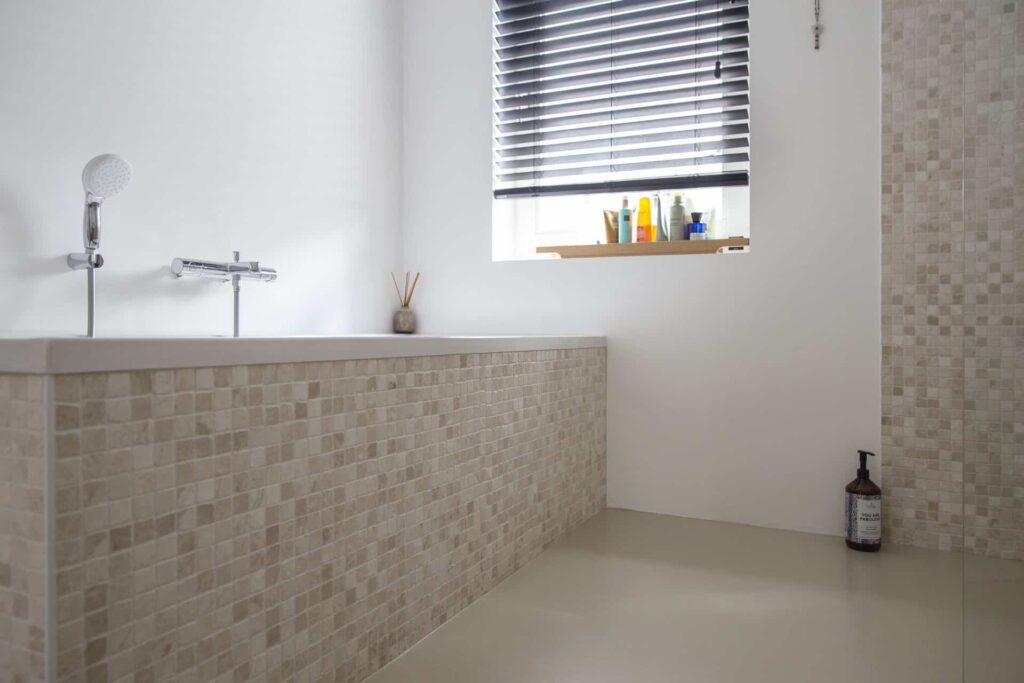 PU gietvloer in de badkamer in Zeist met daarop een bad.