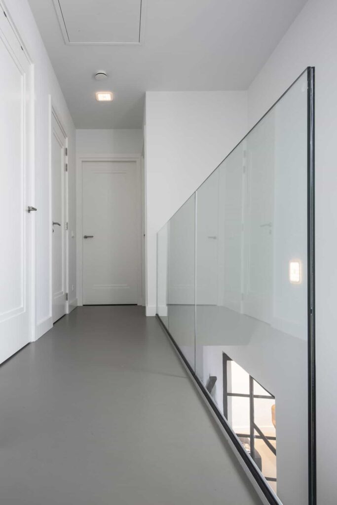 PU gietvloer op de overloop op de eerste verdieping in Boekel.