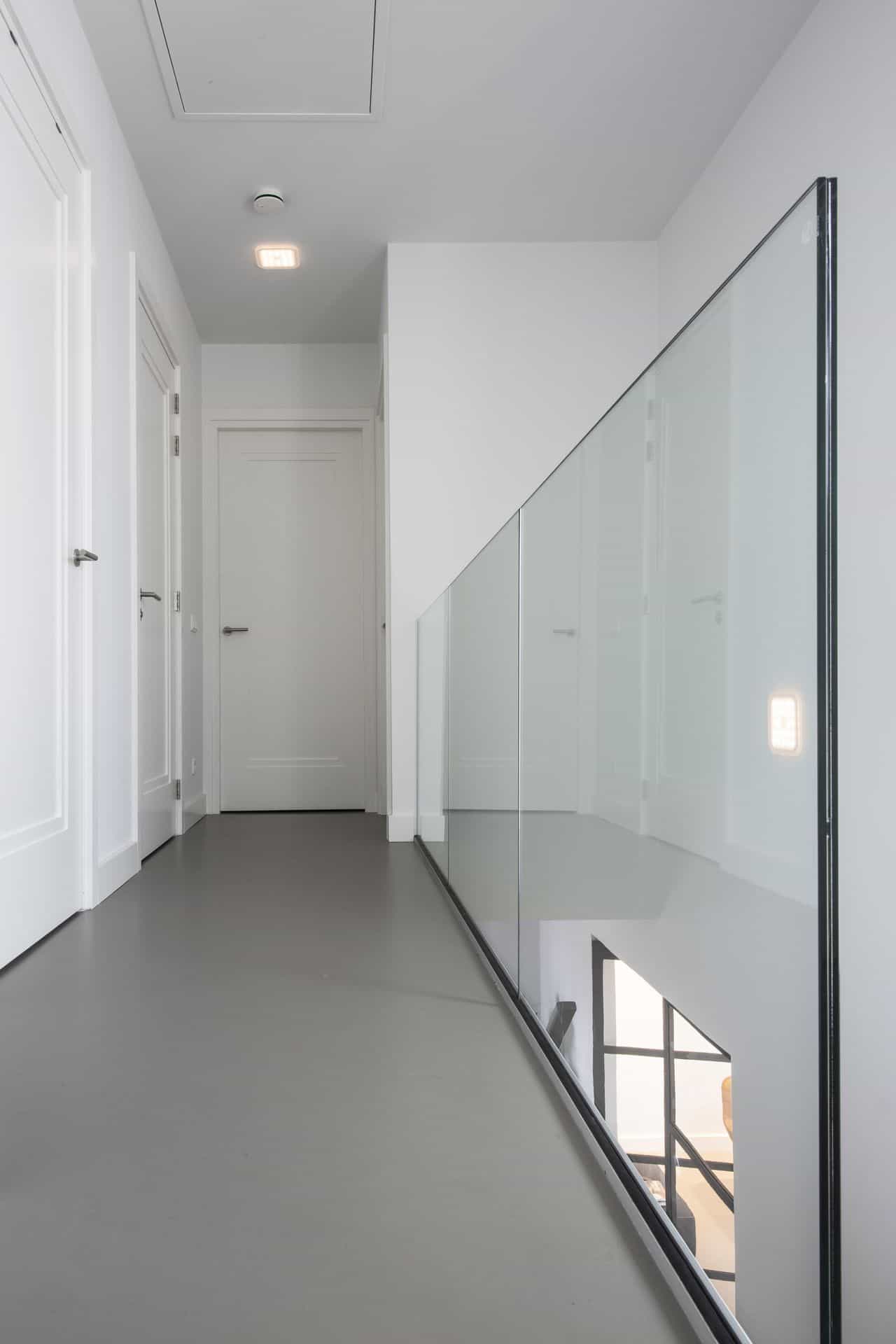 PU gietvloer op de overloop op de eerste verdieping in Boekel.