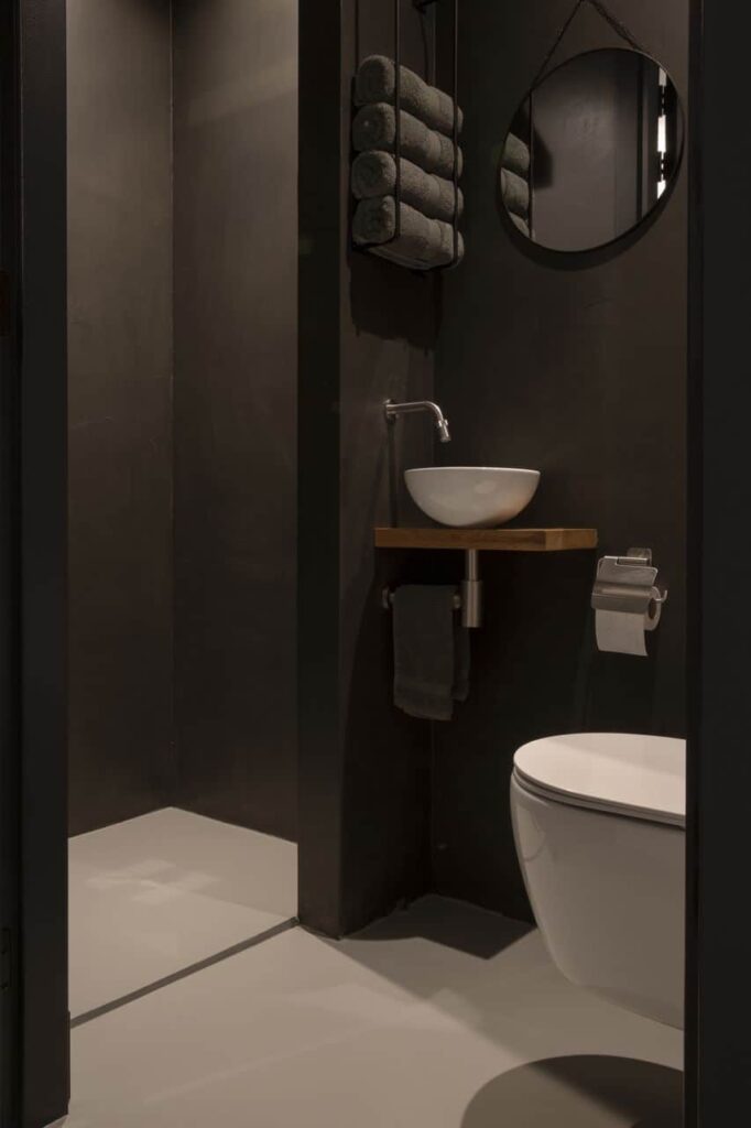 PU gietvloeren in combinatie met beton cire wanden in het toilet 1