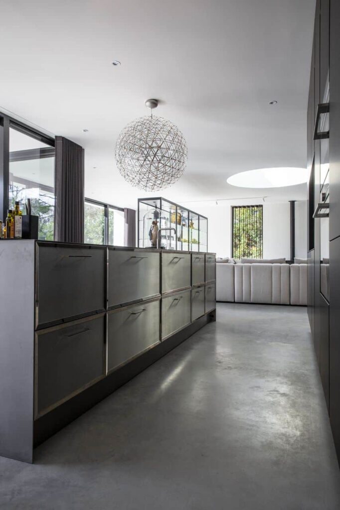 Stalen keuken op een gevlinderde betonvloer van Willem Designvloeren in een woning in Nijmegen.
