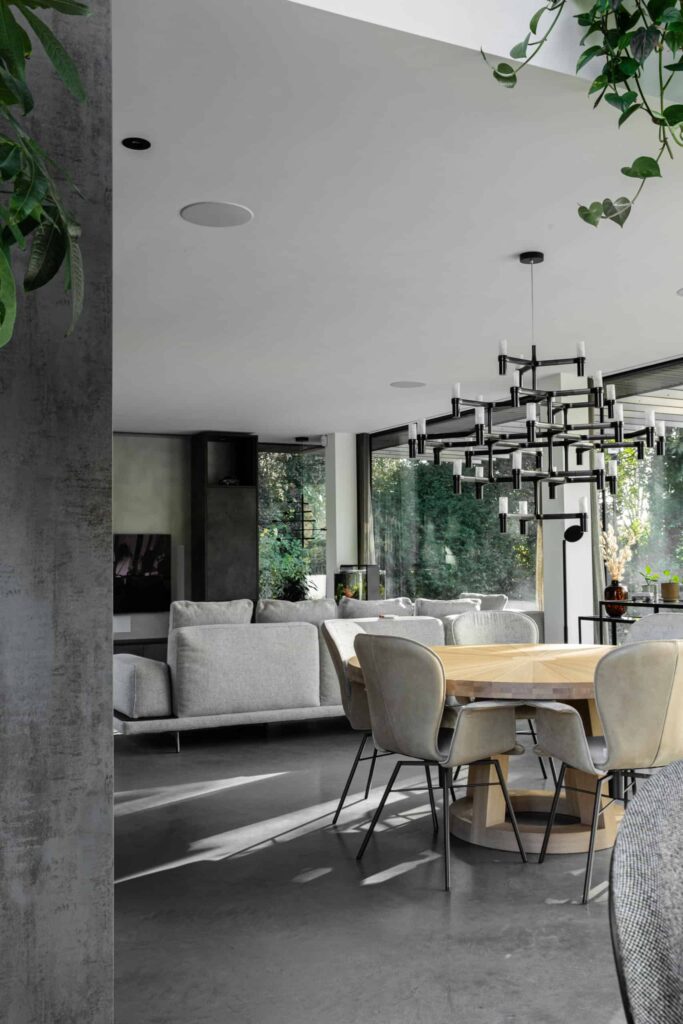 Villa in Bemmel met een gevlinderde betonvloer