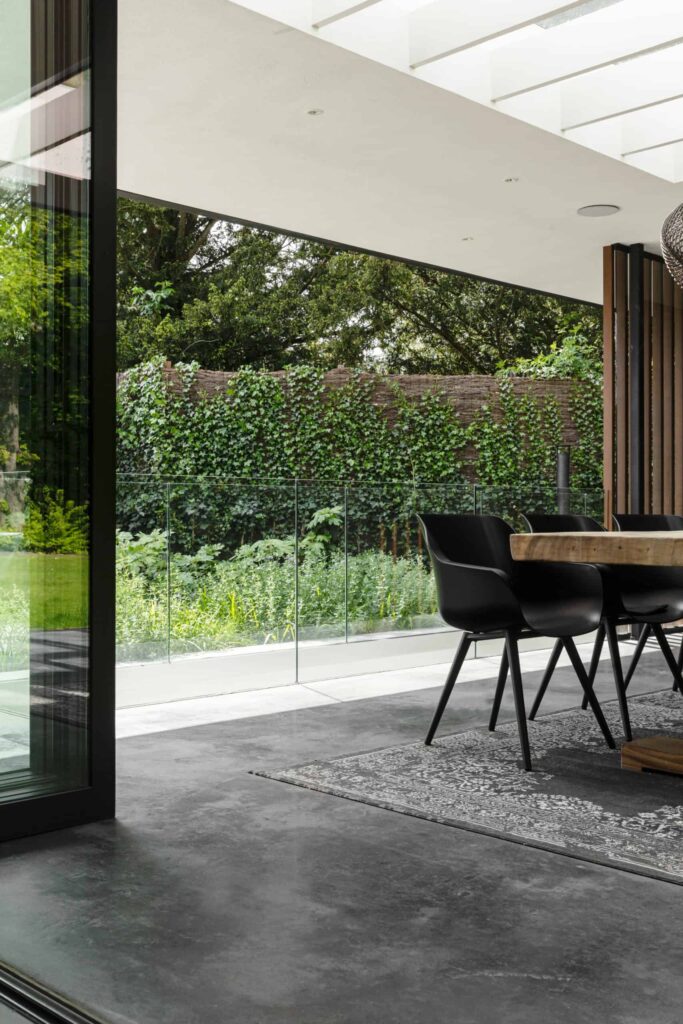 Villa in Heemstede met een gevlinderd betonnen terras.