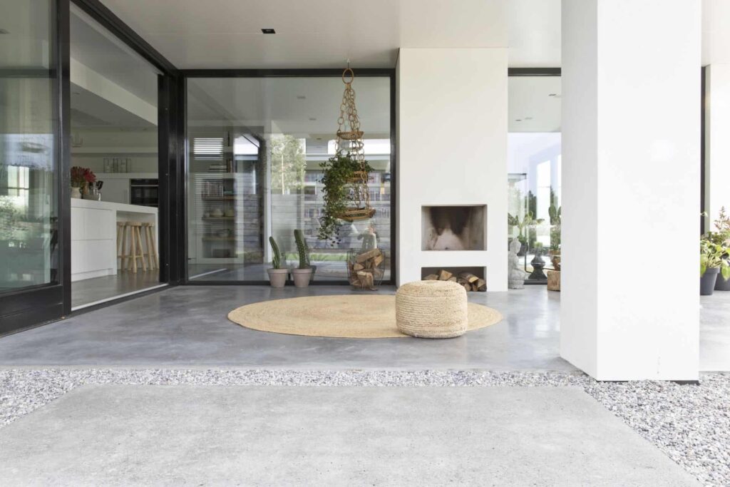 Vloer van beton, gevlinderde vloer van beton, beton buiten onder afdak, beton terras