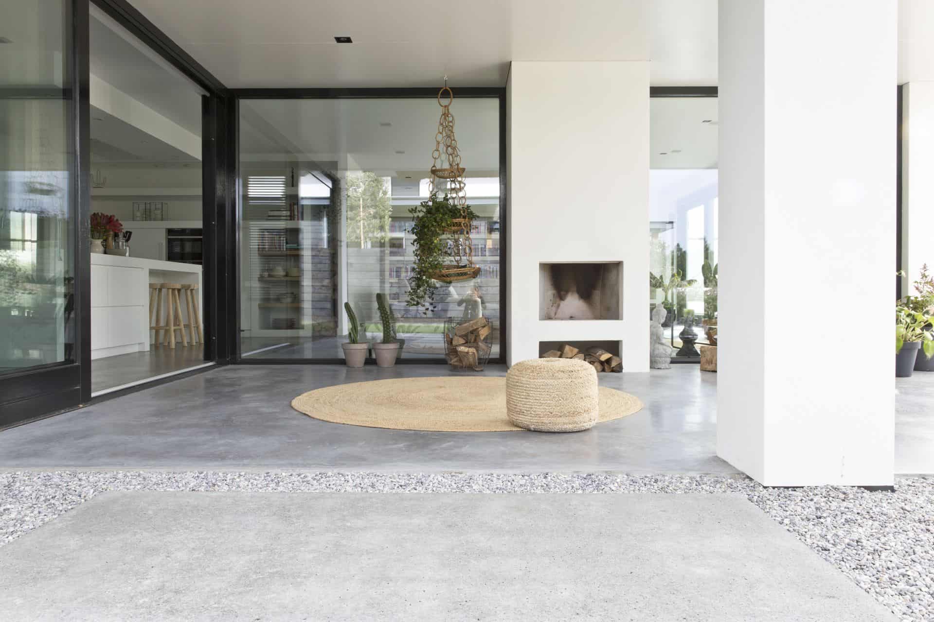 Vloer van beton, gevlinderde vloer van beton, beton buiten onder afdak, beton terras