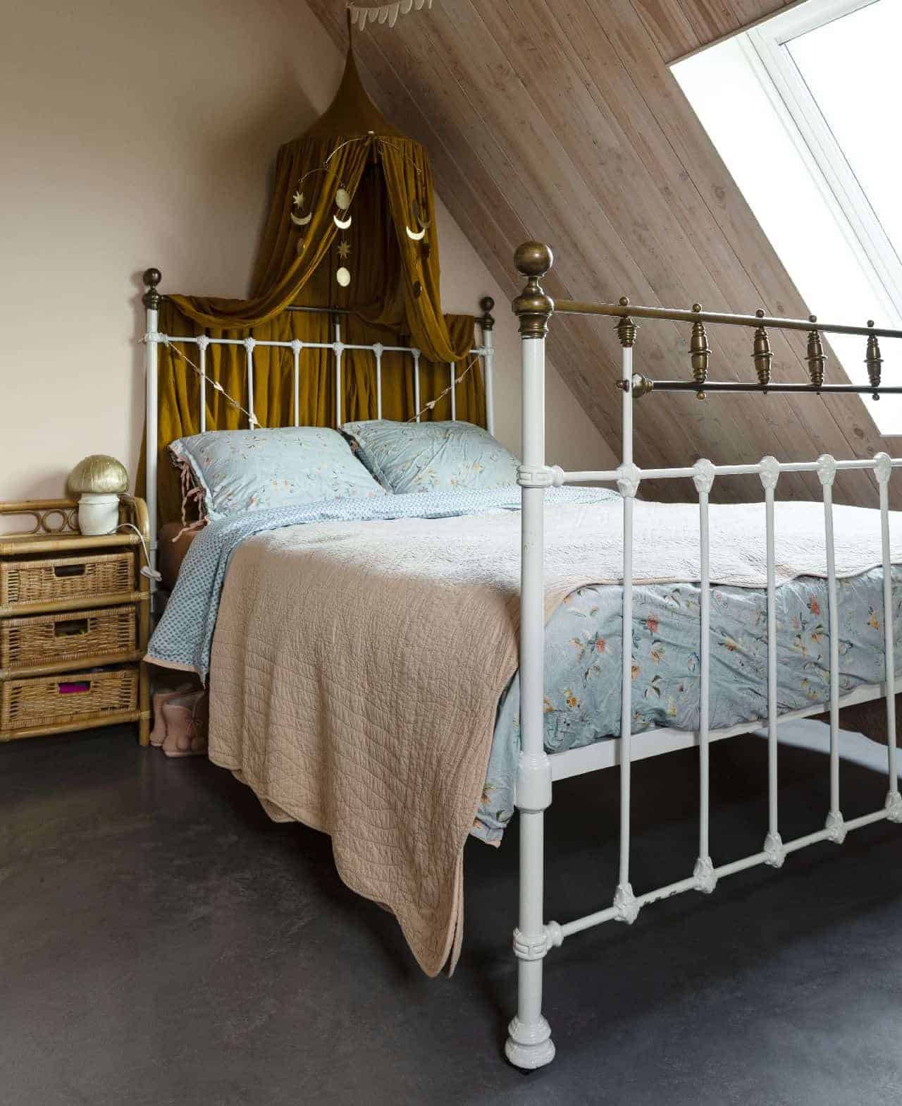 Vrijstaande woning in Brandwijk met een gevlinderde betonvloer in de slaapkamer 1