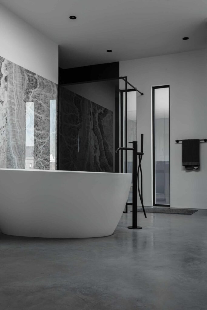 Woning in Bemmel met een gevlinderde betonvloer in de badkamer