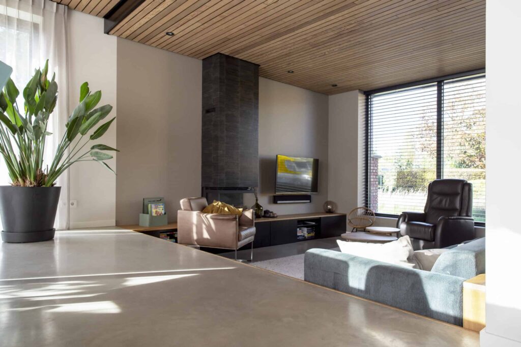 Woning in Lichtenvoorde met een gevlinderde betonvloer in het eetgedeelte en in de verlaagde woonkamer