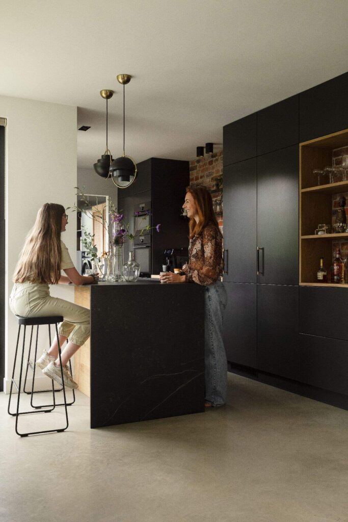 Woning in Roosendaal met een gevlinderde betonvloer van Willem Designvloeren in de keuken.