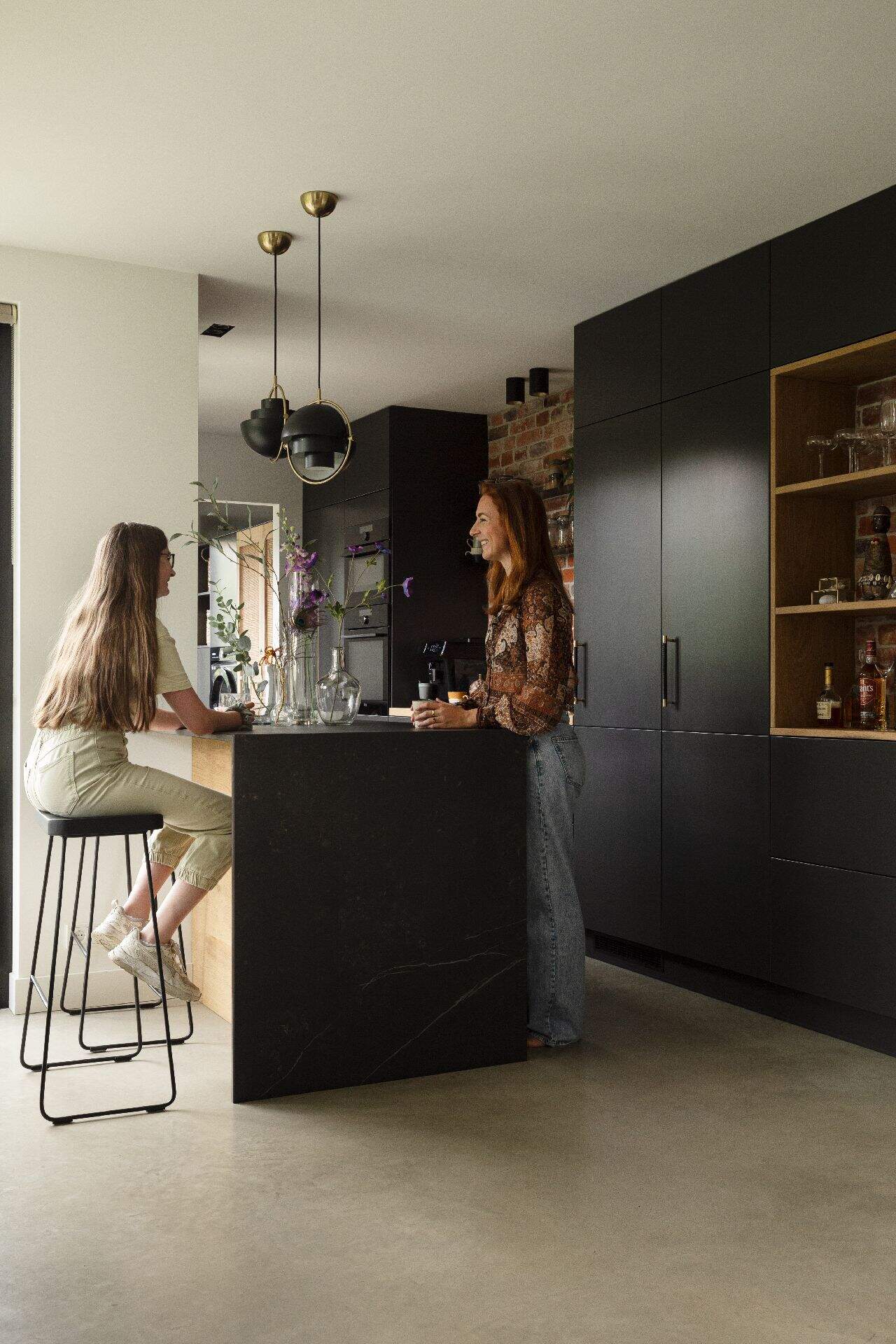 Woning in Roosendaal met een gevlinderde betonvloer van Willem Designvloeren in de keuken.