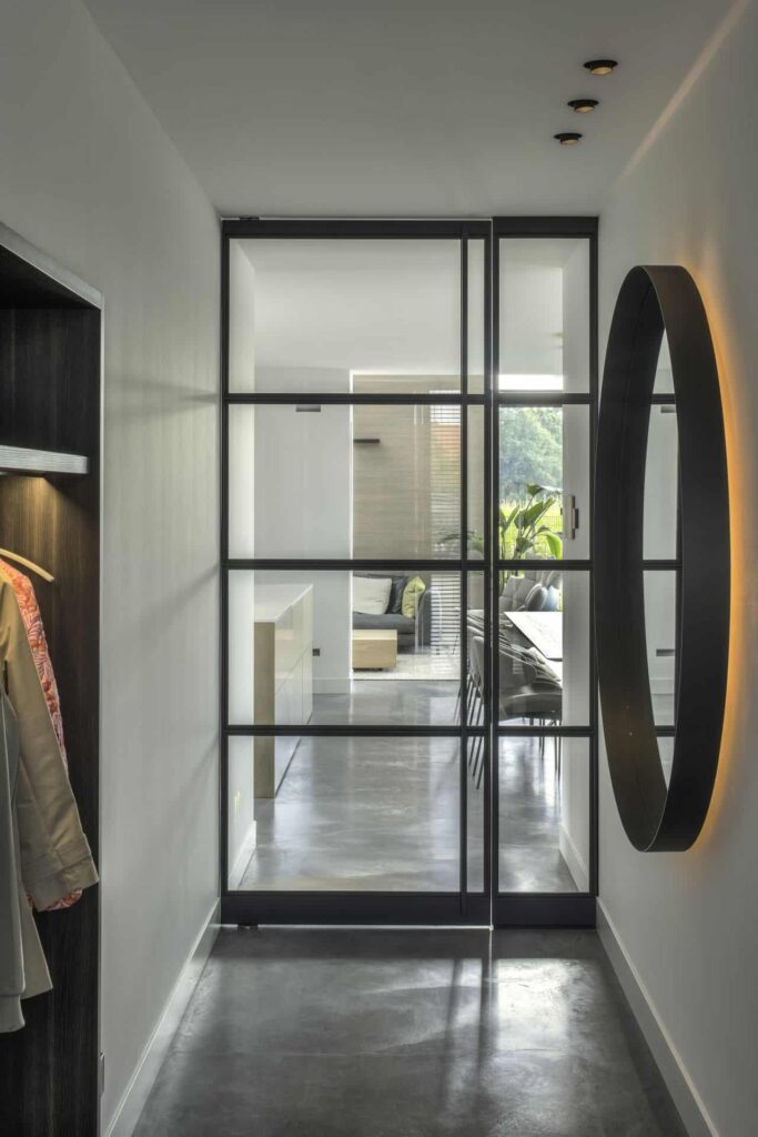 Woning in Wijhe met een gevlinderde betonvloer van Willem Designvloeren in de hal.