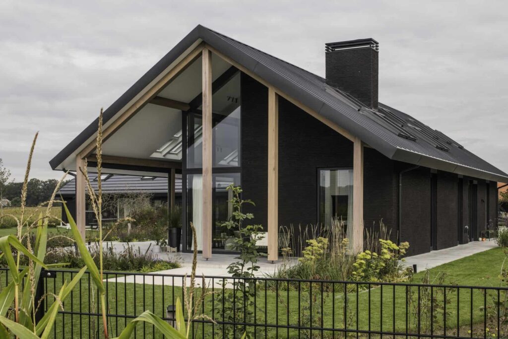Woning in Wijhe met in en rondom het huis gevlinderd beton