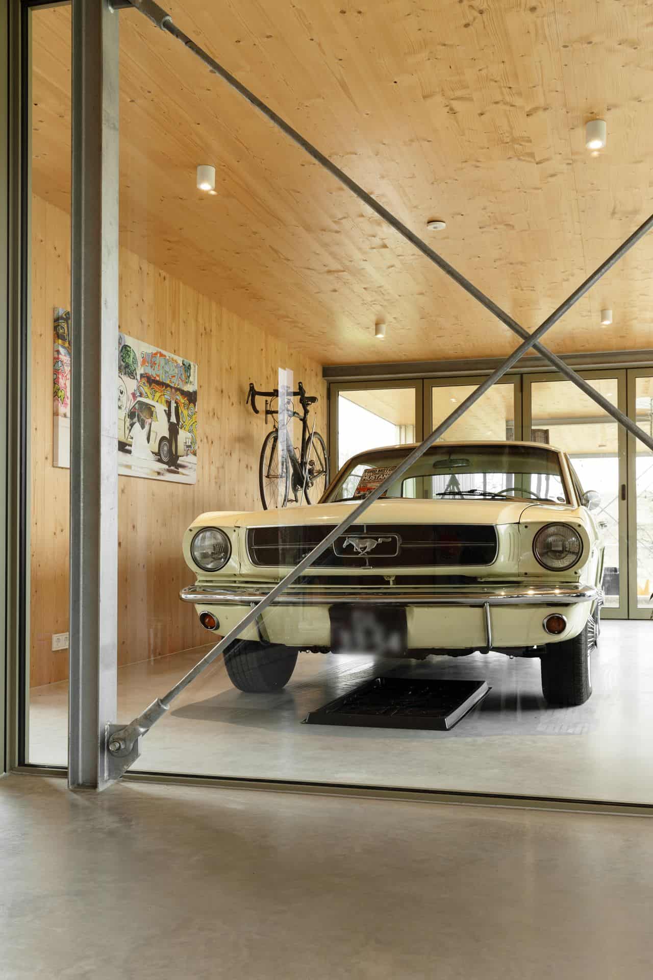 Woning in de Achterhoek met een oude auto op de gevlinderde betonvloer