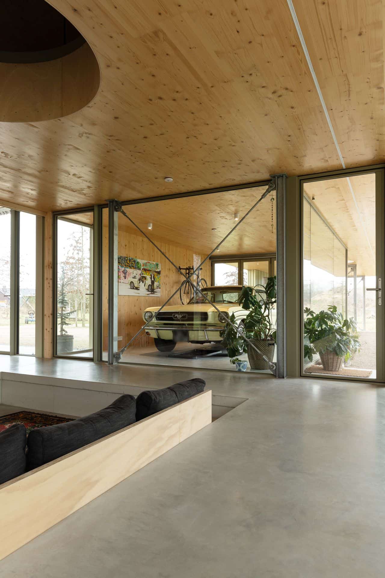 Woning in de Achterhoek met een oude auto op een gevlinderde betonvloer van Willem Designvloeren.