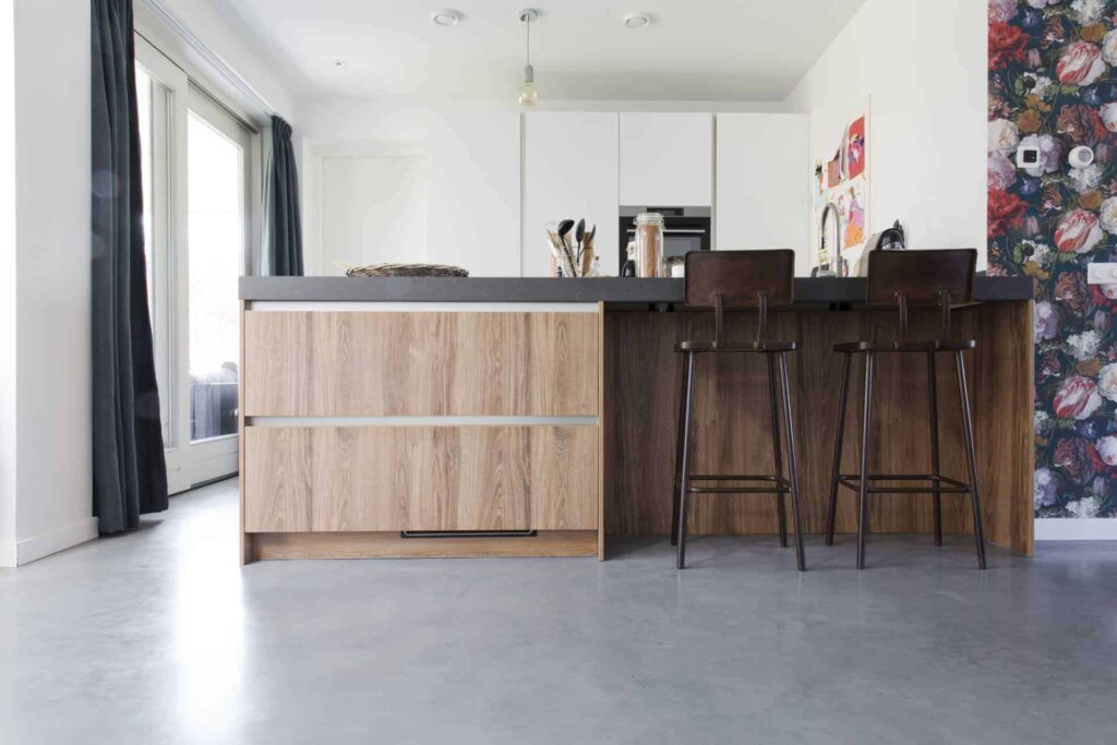 Woonbeton keuken, gevlinderd beton, gevlinderd betonvloer