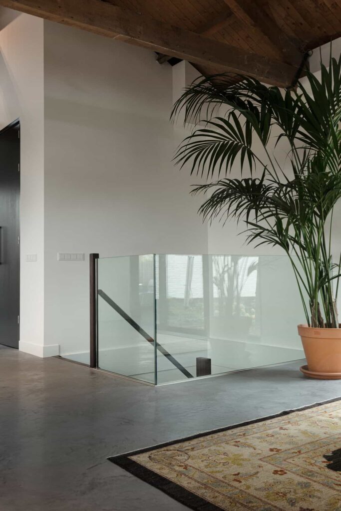 Woonbeton op de eerste etage van een verbouwde vrijstaande woning in Noordwijk.