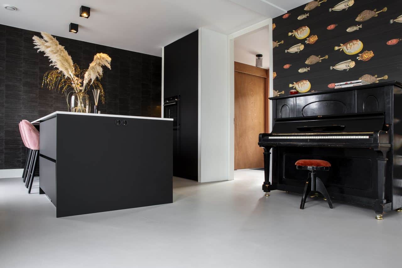 beton ciré aanbrengen, zwarte keuken, keuken zwart, zwarte keuken met betonlook, betonlook keuken, keukeninspiratie