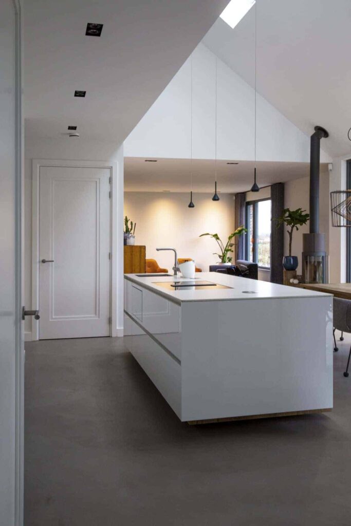 betonlook gietvloer in de woonkamer, eetkamer met betonlook