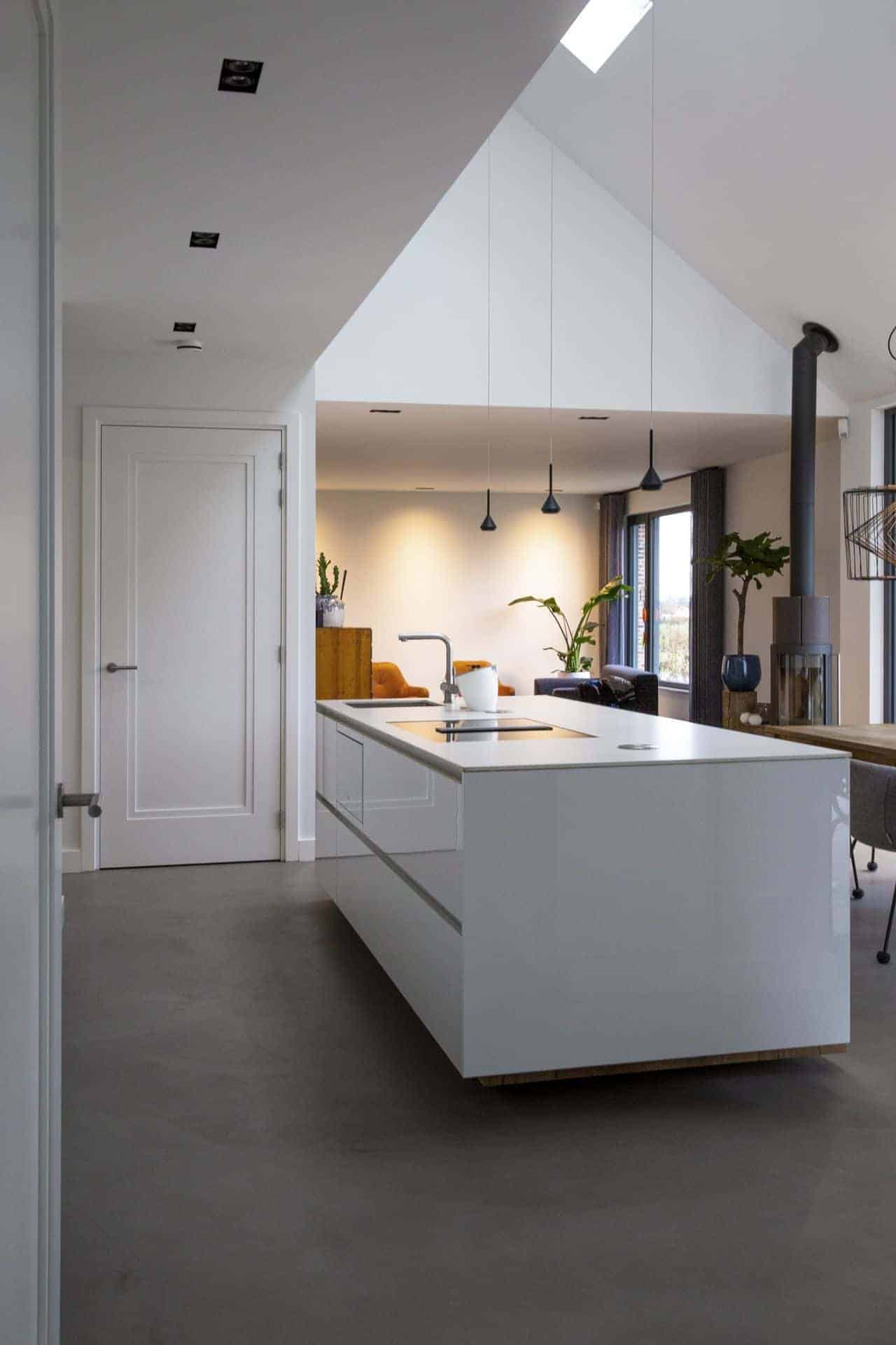 betonlook gietvloer in de woonkamer, eetkamer met betonlook