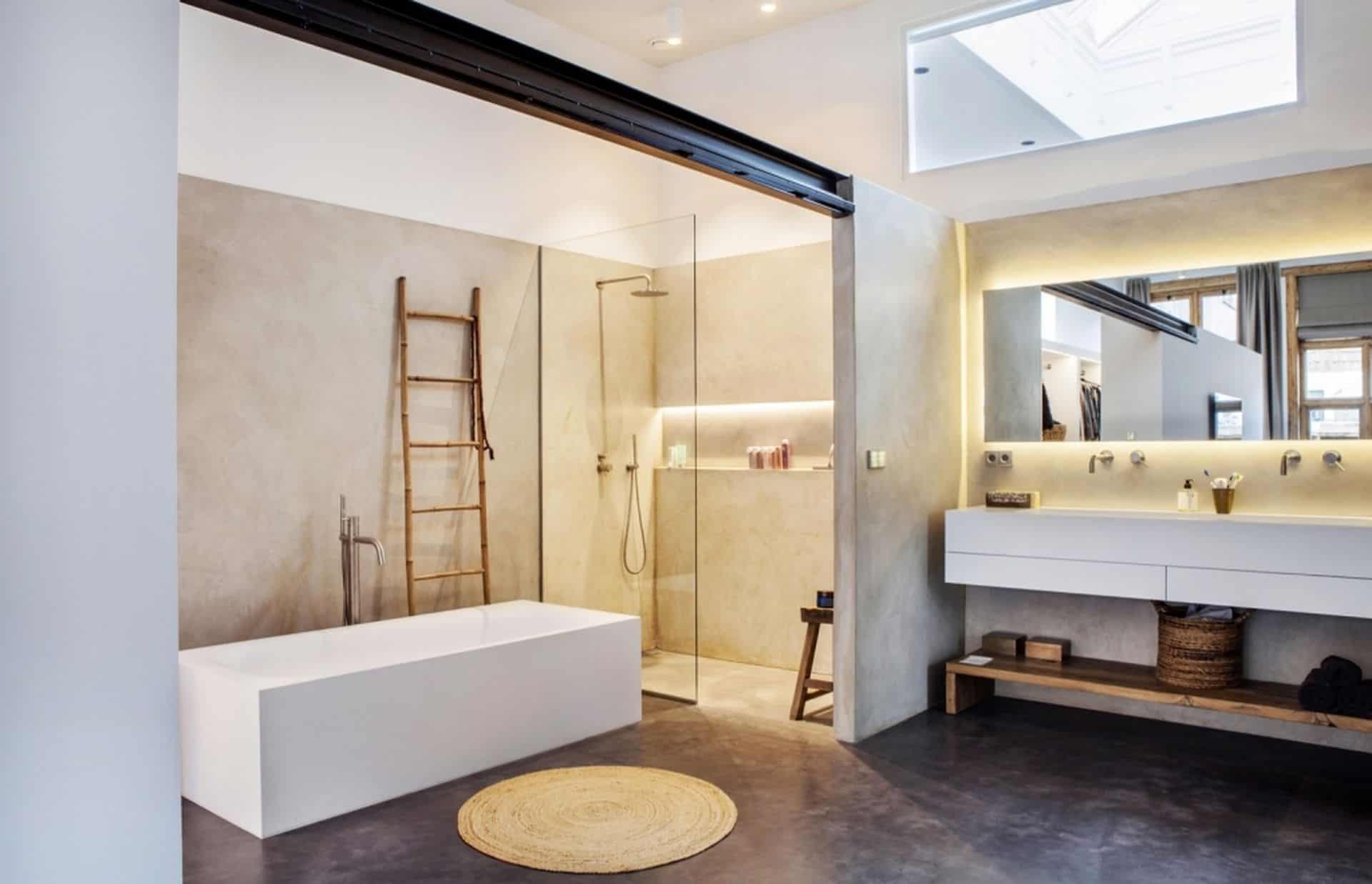 betonvloer in omgebouwde school, badkamer