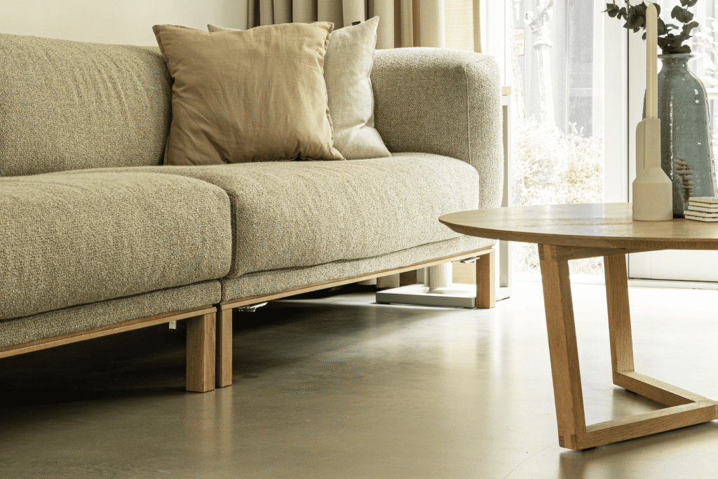 betonvloer met grijze bank