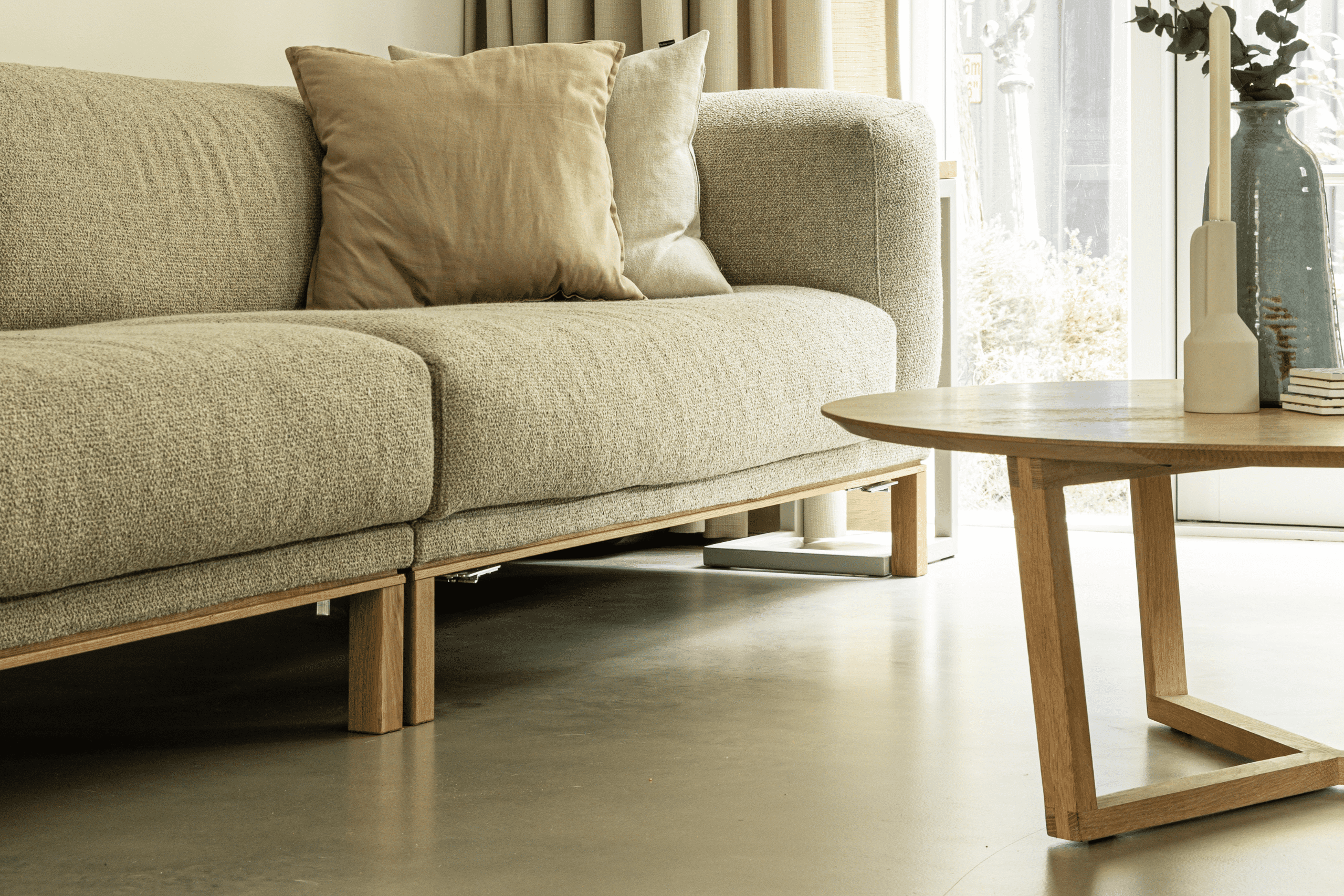 betonvloer met grijze bank