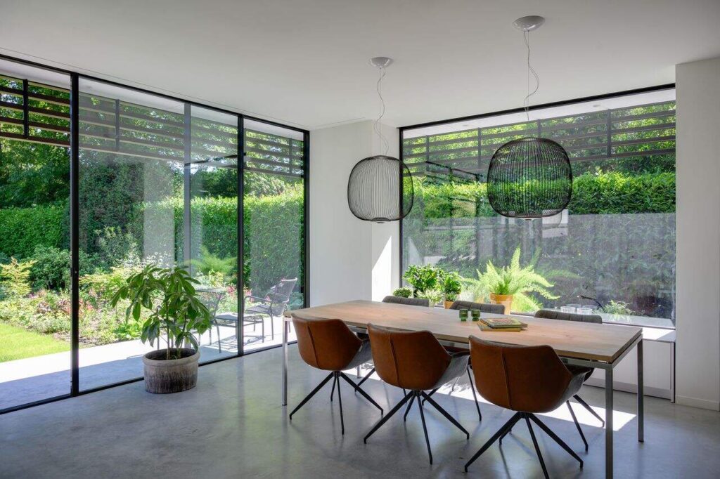 een overzichtsfoto van een uitbouw van een jaren 30 woning met een modern interieur.